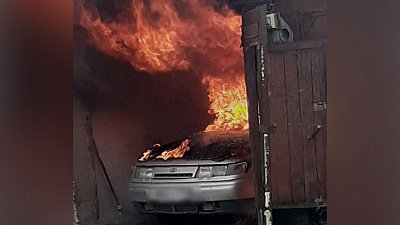 В Миассе сгорела машина в гараже