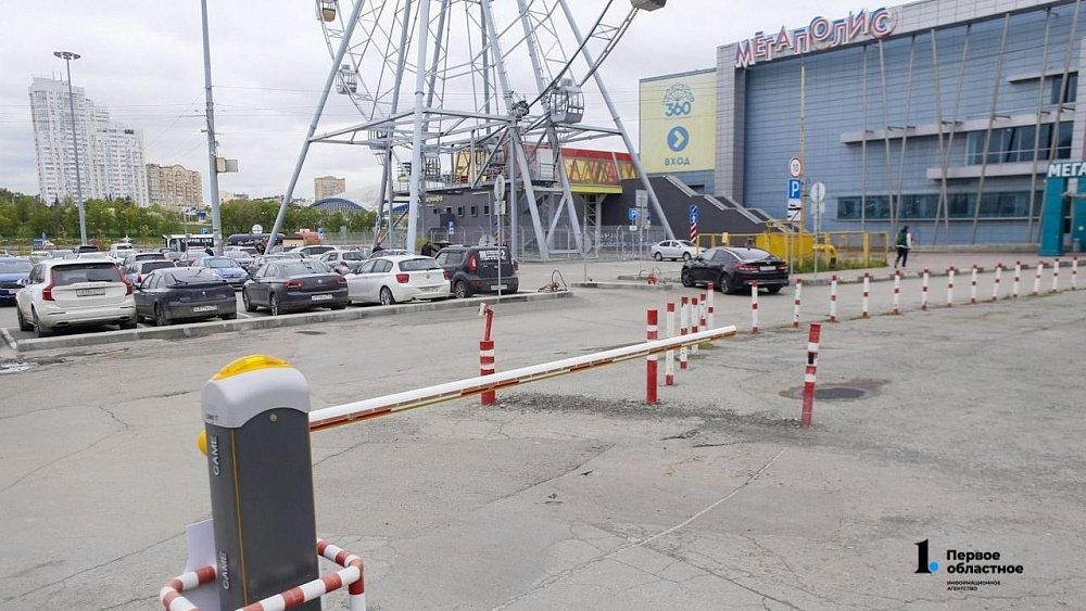 На парковке у «Мегаполиса» в Челябинске начали ставить шлагбаумы