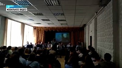 Дети обучаются игре на музыкальных инструментах