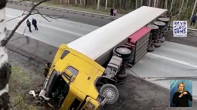 Фура подмяла машину в Златоусте