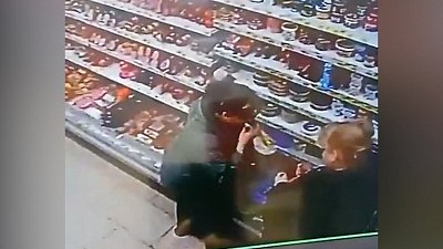 Поедающие рыбу покупатели магазина в Чурилово попали на видео