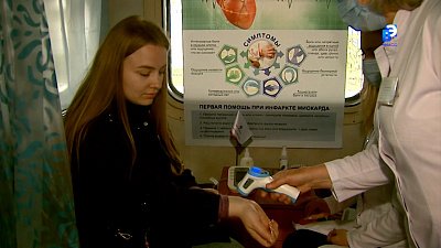 Пассажиры поездов проходят обследование врачей