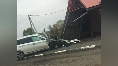 Недалеко от Магнитогорска машина врезалась в остановку после ДТП