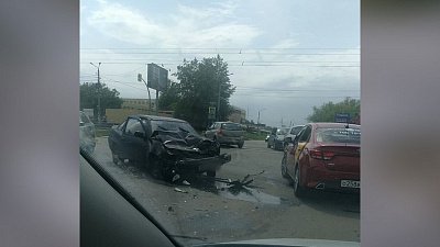 Видео столкновения легковушки с ГАЗелью в Челябинске