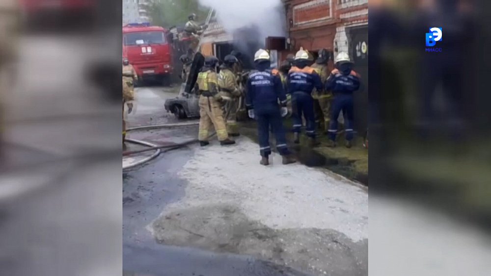 В Миассе загорелся гараж