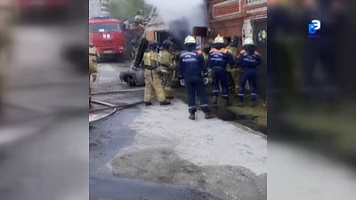 В Миассе загорелся гараж