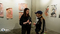 Челябинская художница презентовала серию портретов на старых обоях 