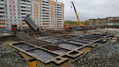 Две новостройки для жителей аварийных домов начали возводить в Бакале