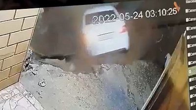 В Махачкале машина с водителем ушли под землю