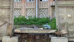 На заброшенной стройке в Челябинске на подростка упала бетонная плита