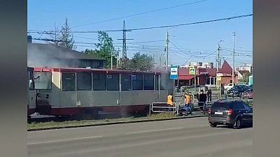 На северо-западе Челябинска загорелся трамвай