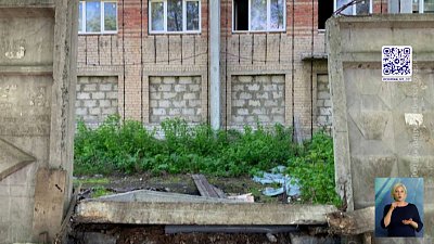 Ребенка придавила бетонная плита