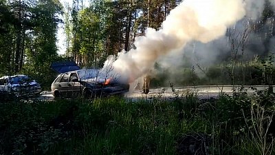 В садах Миасса загорелась отечественная легковушка