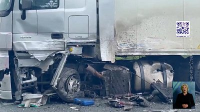 Автомобиль вылетел с моста в центре Челябинска