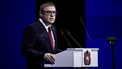 Губернатор Челябинской области Алексей Текслер озвучивает обращение  к депутатам Заксобрания
