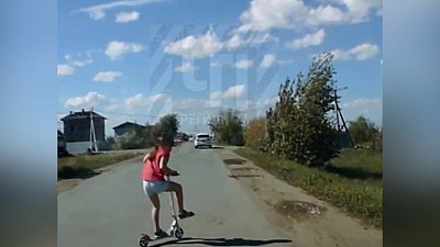Автомобилист чуть не сбил ребенка на самокате