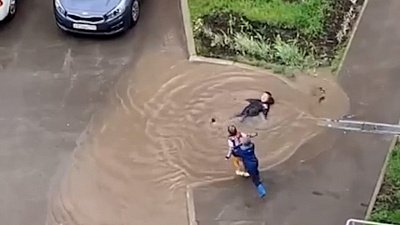 Дети повалялись в луже в Копейске