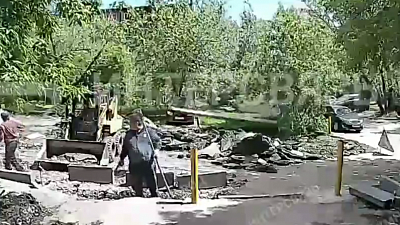 Фонарный столб упал на легковушку в Челябинске