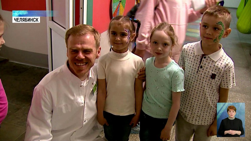 Маленьких пациентов поздравили с праздником