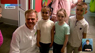 Маленьких пациентов поздравили с праздником