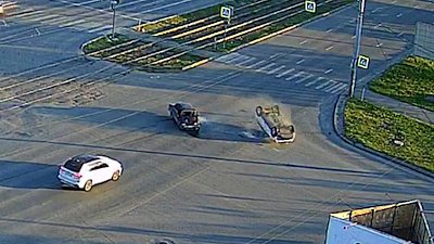 Автомобиль перевернулся после столкновения в Челябинске