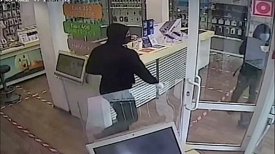 Видео разбоя в салоне сотовой связи в Челябинске