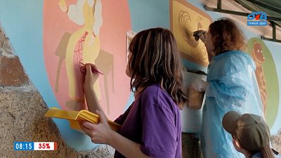 Дети разрисовали огромную стену в сюжете «День защиты детей в парке Пушкина»