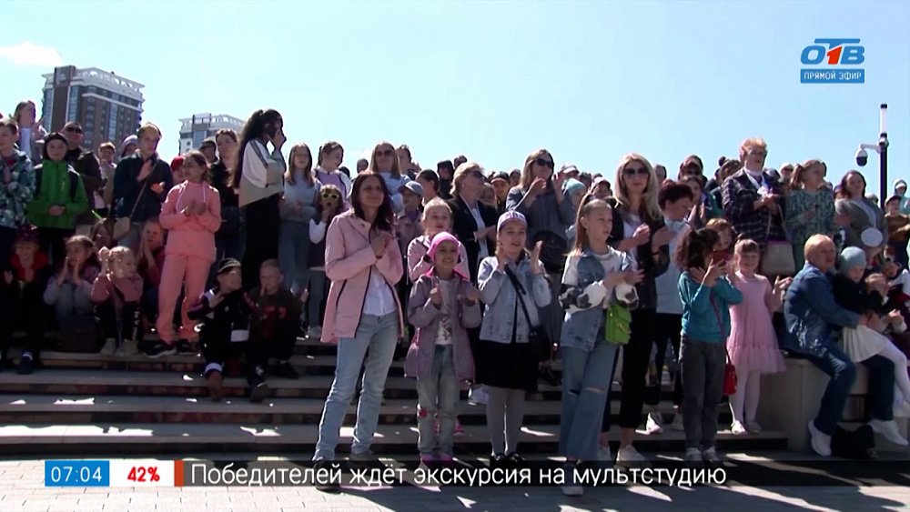 Сладкая вата и шарики для детей в сюжете «Праздник детства»