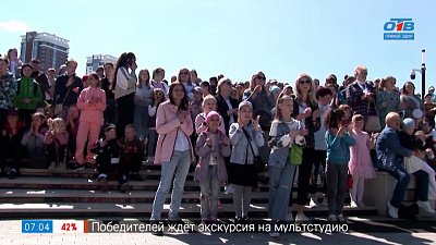 Сладкая вата и шарики для детей в сюжете «Праздник детства»