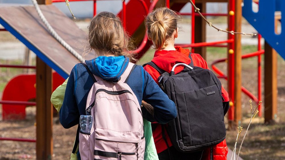 77 тысяч школьников из Челябинской области уже получают новую социальную выплату