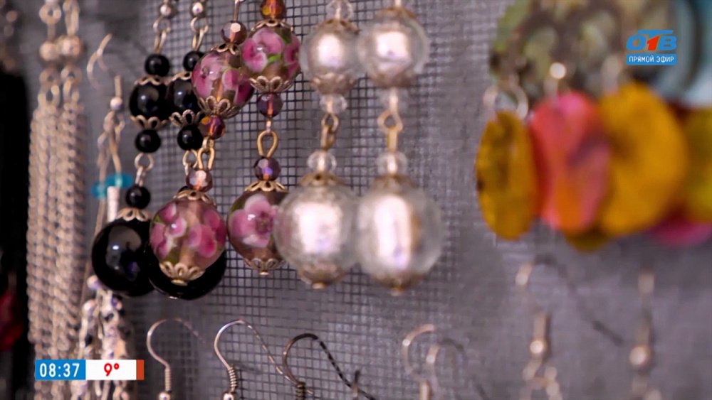 Украшения со «странными» предметами в рубрике «Что в шкатулке?»