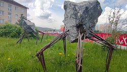 В центре Сатки появились гигантские булыжники на ножках