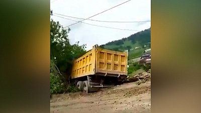 Грузовик влетел в частные постройки в Миньяре