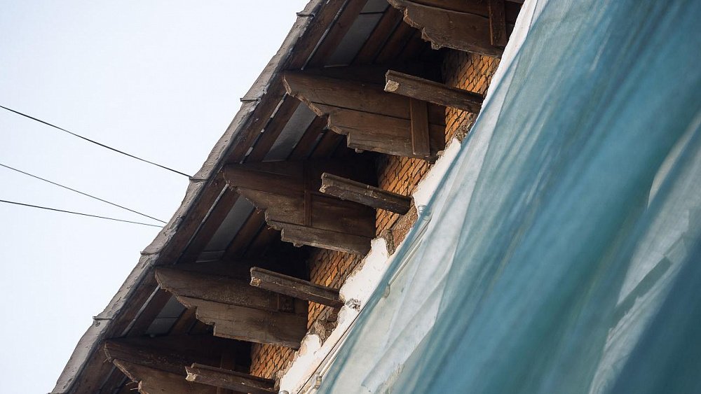 В Локомотивном отремонтируют протекающую крышу школы