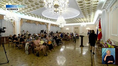 Соцработников наградили в правительстве региона