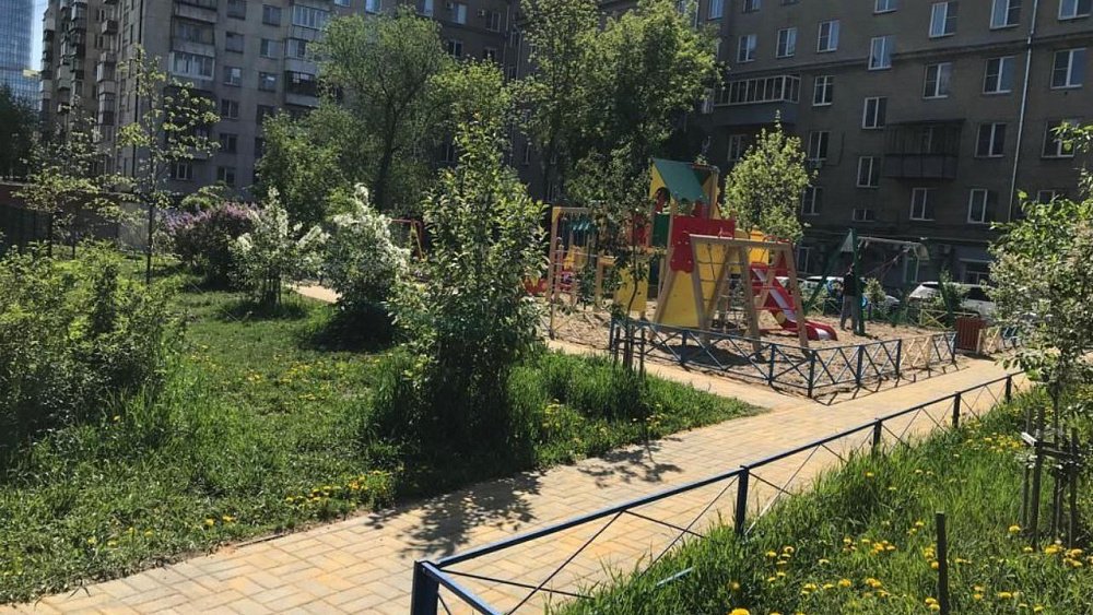 В Челябинске по нацпроекту благоустроили первый в 2022 году двор