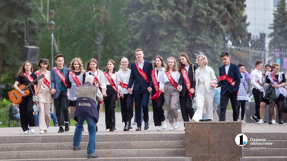 Спрос на наряды с «Авито» перед выпускными вырос в 1,6 раза в Челябинске