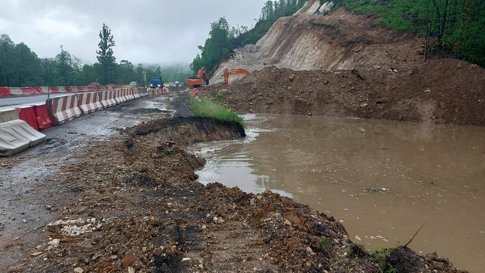 В Челябинской области сточными водами размыло участок федеральной трассы