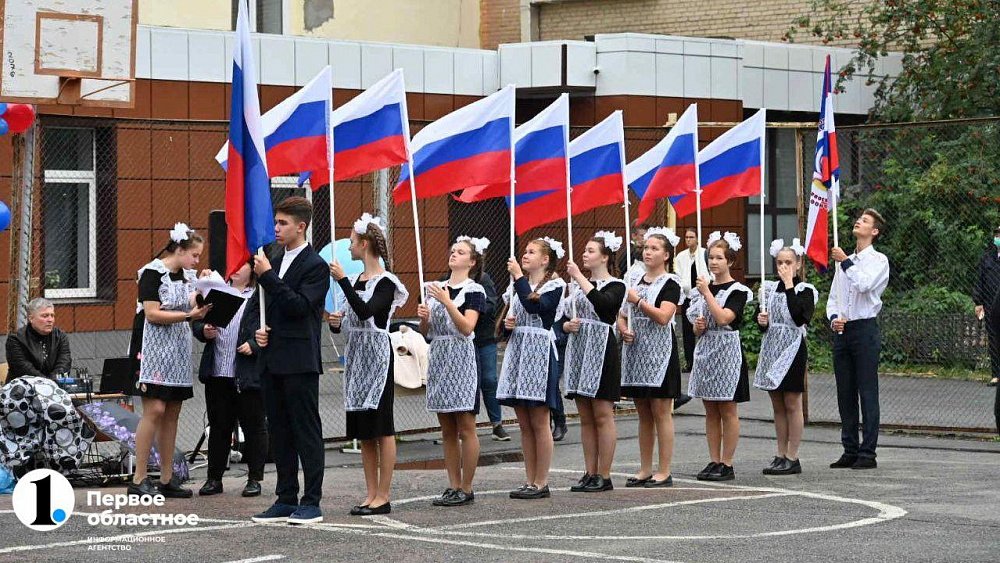 Минпросвещения утвердило стандарт церемонии поднятия флага в школах России