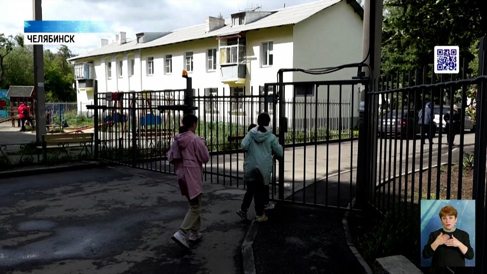 Челябинцев отрезали от детской площадки забором