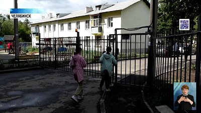 Челябинцев отрезали от детской площадки забором