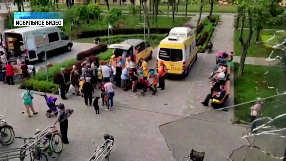 Волонтеры накормили обедами жителей Мариуполя