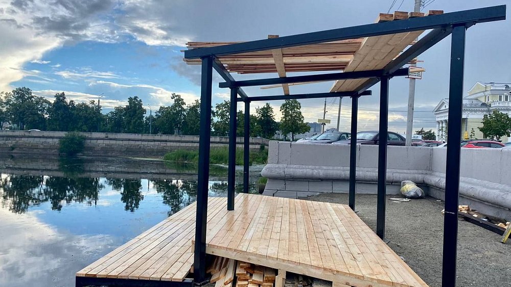 На берегу Миасса в Челябинске готовят к запуску базу сапсерферов