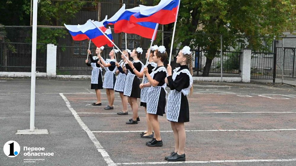 Кабмин выделил 55,2 миллиона на закупку флагов в школы Челябинской области