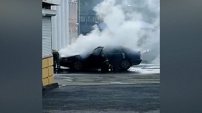 Горящий автомобиль в Миассе попал на видео