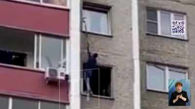 Мужчина спас кошку, застрявшую в окне