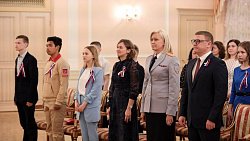 Алексей Текслер вручил паспорта юным южноуральцам