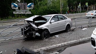 Иномарка протаранила забор на улице Горького в Челябинске