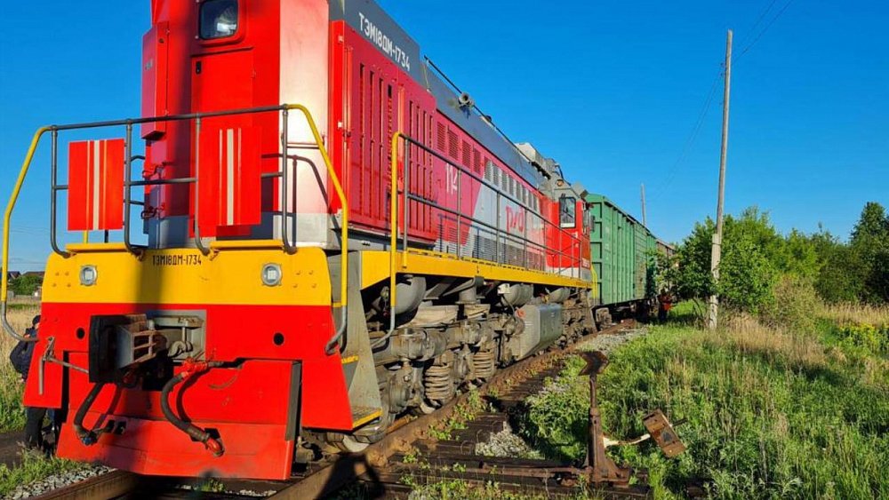 Локомотив сошел с рельсов на станции в Челябинской области