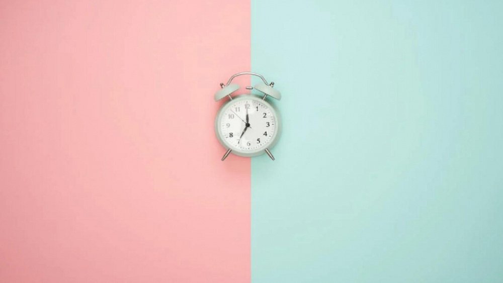 Как научиться вставать по будильнику